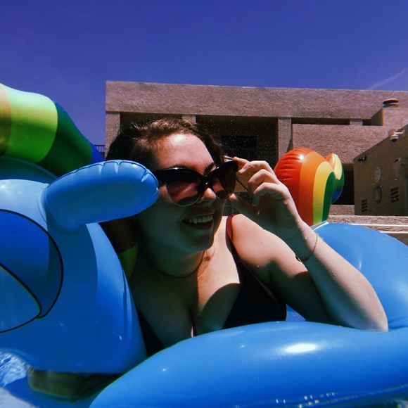 Meet your Poshers, Melanie and Taylor - Picture 2 of 2